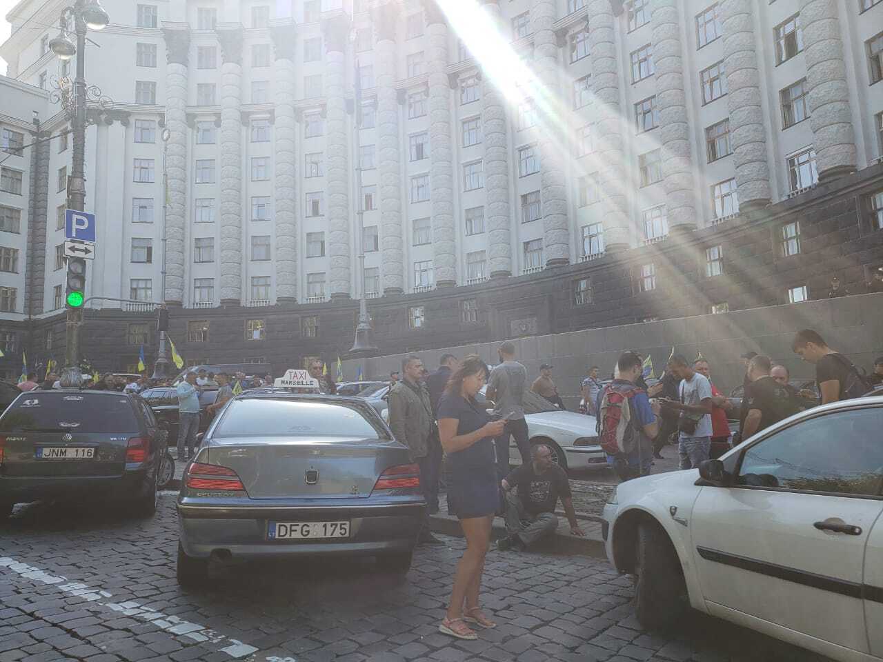 Під стінами Кабінету міністрів власники ''євроблях'' проводять масовий мітинг (ФОТО)