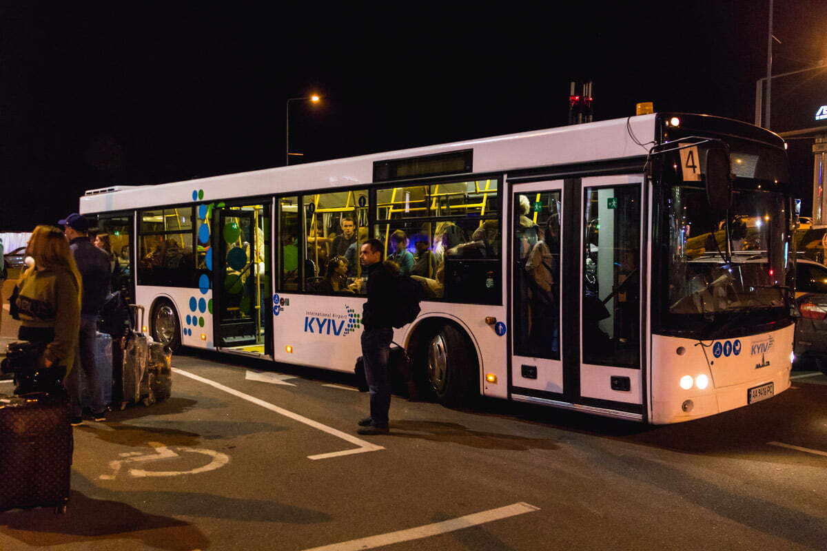 Людей не випускали з літаків, термінал евакуювали: був дзвінок про мінування аеропорту Жуляни (ФОТО)