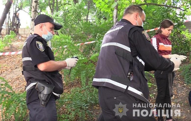 У Києві знайшли мертве немовля в подарунковому пакеті (ФОТО)