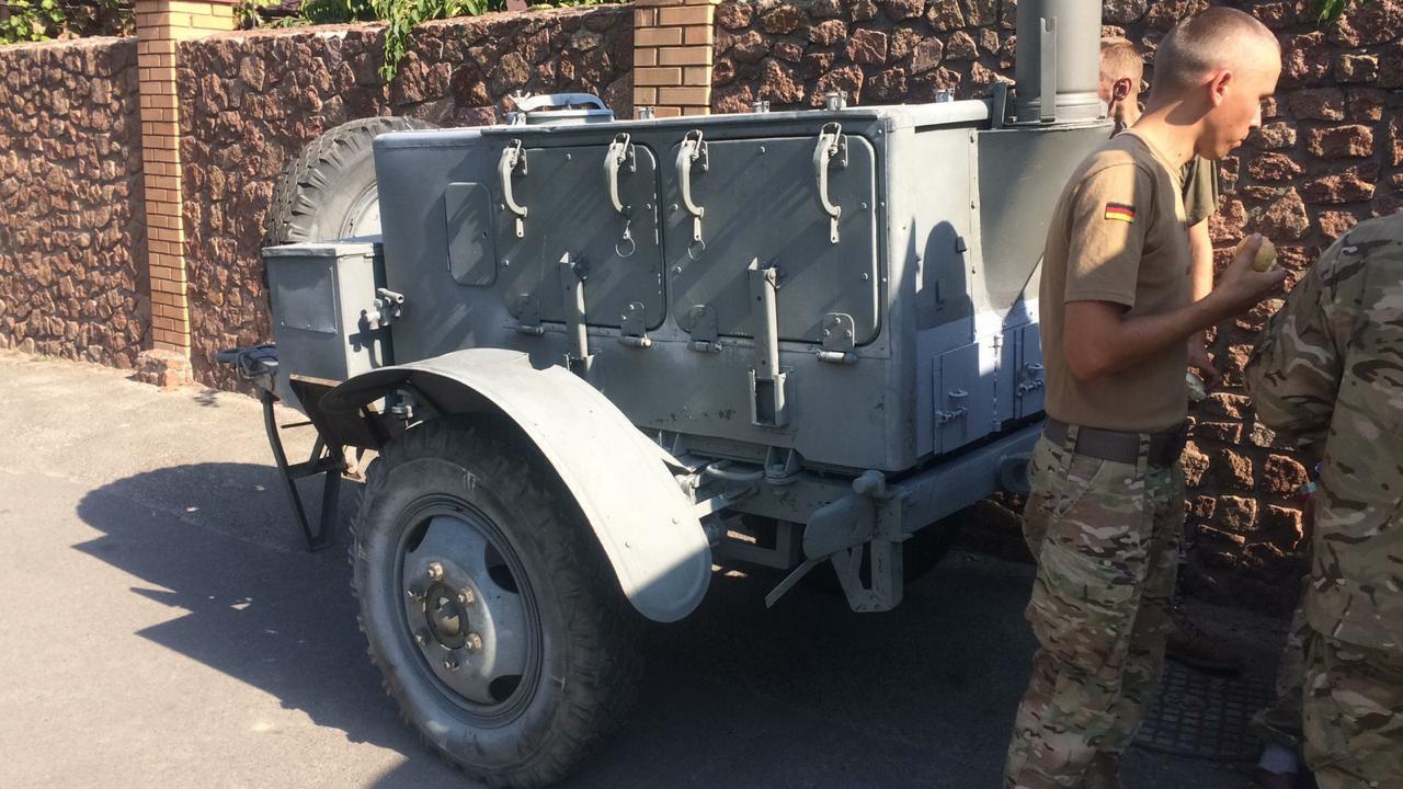 Солдатська каша: воїни АТО розгорнули польову кухню під будинком рейдерки Софієнко