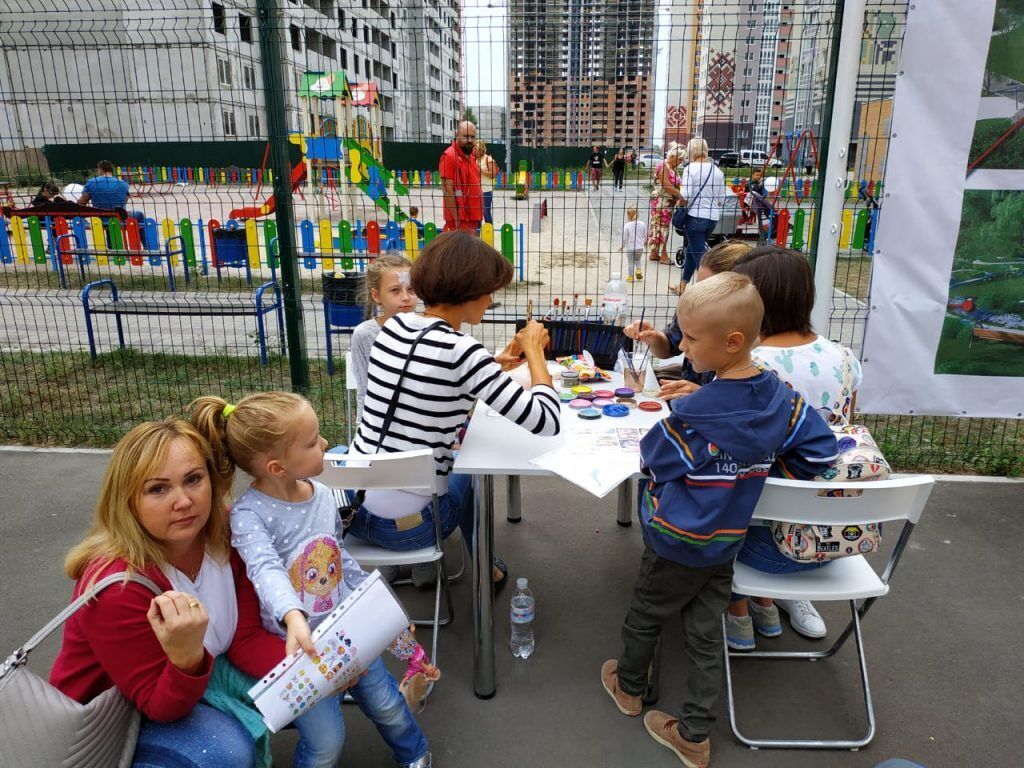 Жителі столичних Осокорків відсвяткували День знань з розважально-пізнавальними уроками