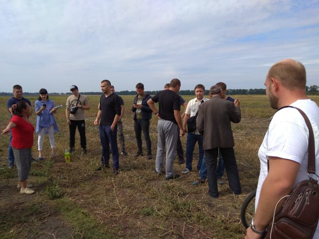 ''Грачі налетіли'': на Київщині агрорейдери захоплюють чужий врожай (фоторепортаж)