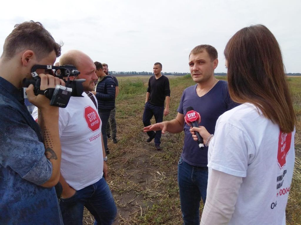 ''Грачі налетіли'': на Київщині агрорейдери захоплюють чужий врожай (фоторепортаж)