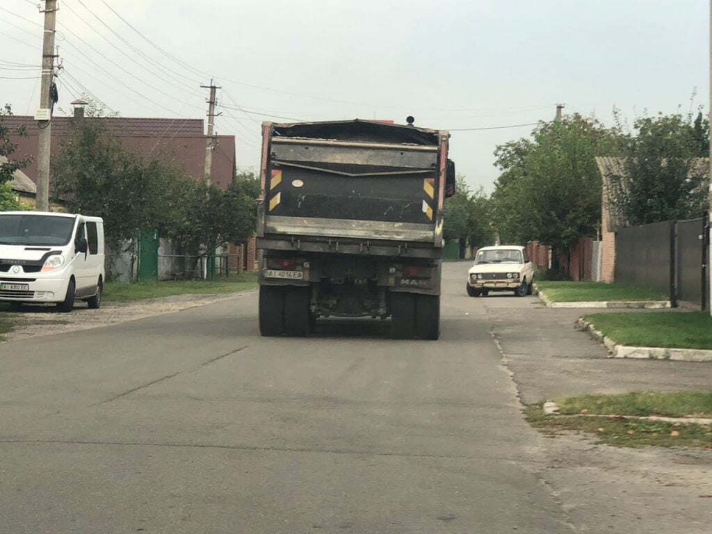 Повернути вкрадене: у Києві вантажівка везла нелегальний пісок на завод