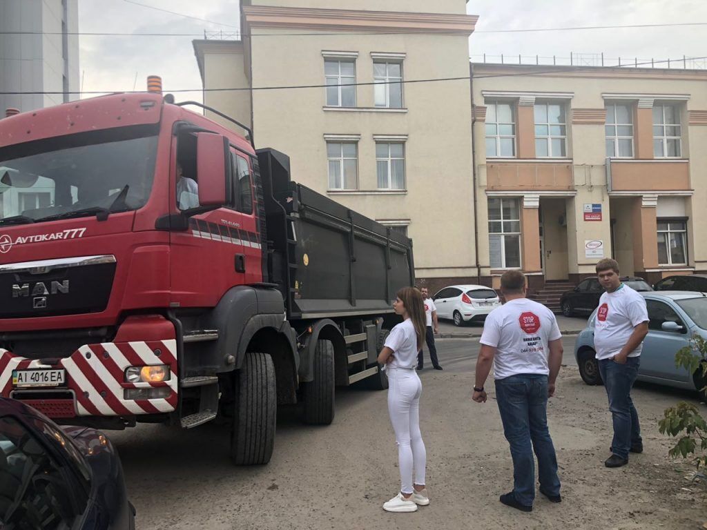 Повернути вкрадене: у Києві вантажівка везла нелегальний пісок на завод