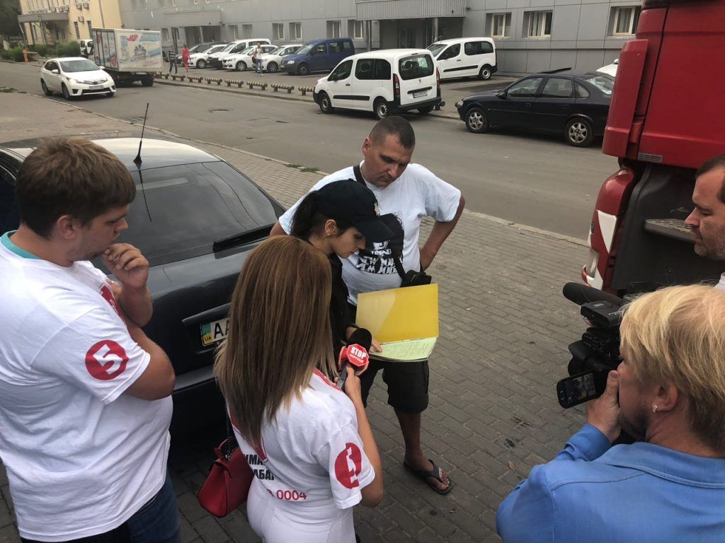 Повернути вкрадене: у Києві вантажівка везла нелегальний пісок на завод