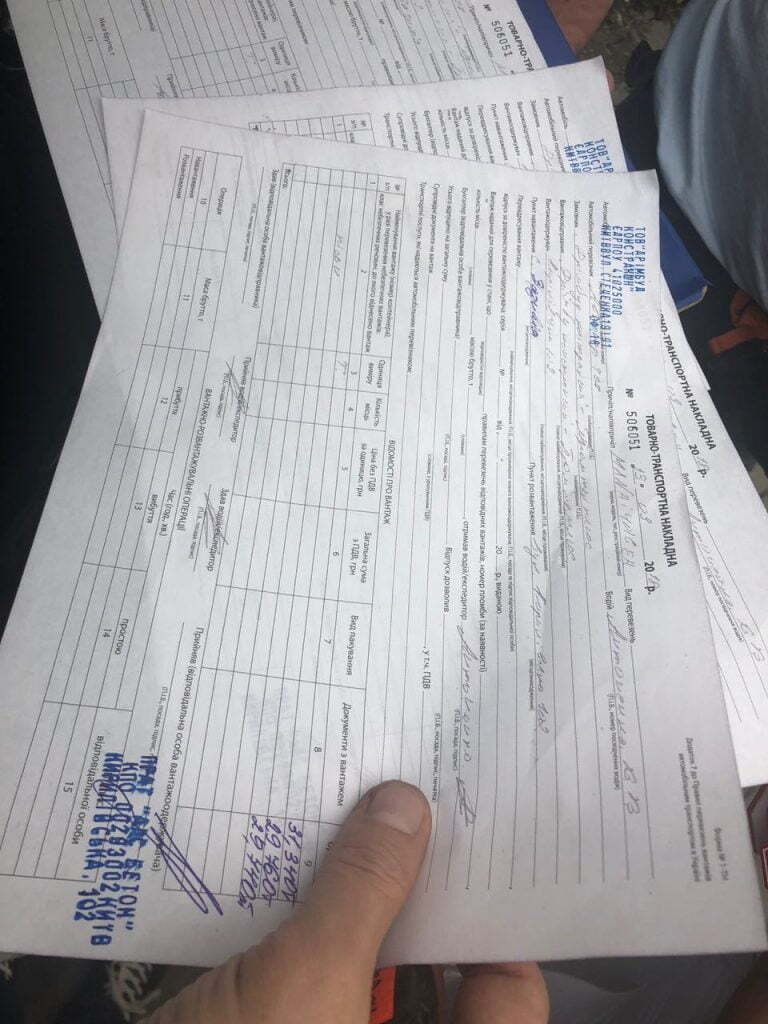 Повернути вкрадене: у Києві вантажівка везла нелегальний пісок на завод