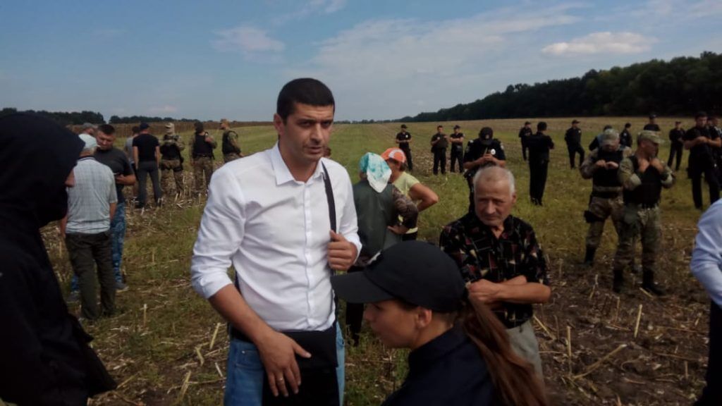 Жне, де не сіяв - рейдери на Київщині збирають з поля чужий врожай. Поліція спостерігає (фото)