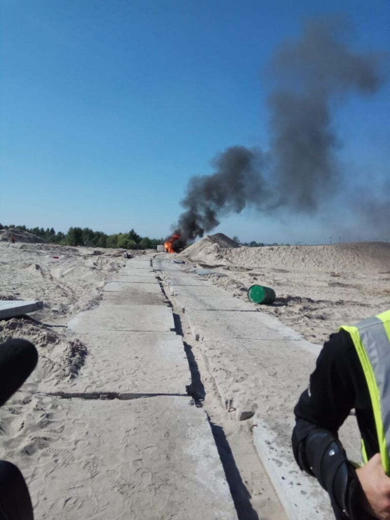 ''Горіла шина, палала'' - на Осокорках палає будівельна техніка (фото)