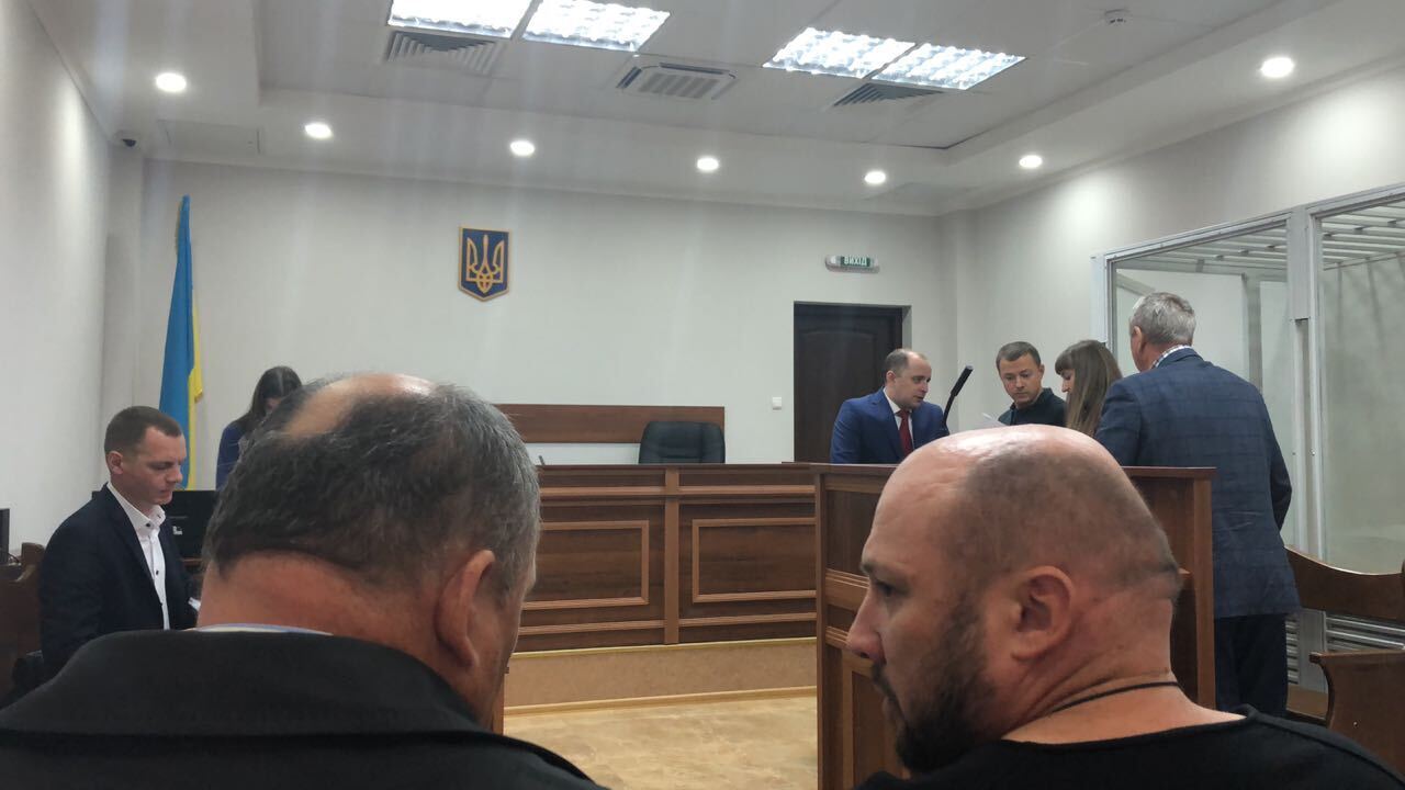 «Вас багато – я одна» – суддя обірвав прокурора та закрив засідання у справі про найбільший хабар в історії України