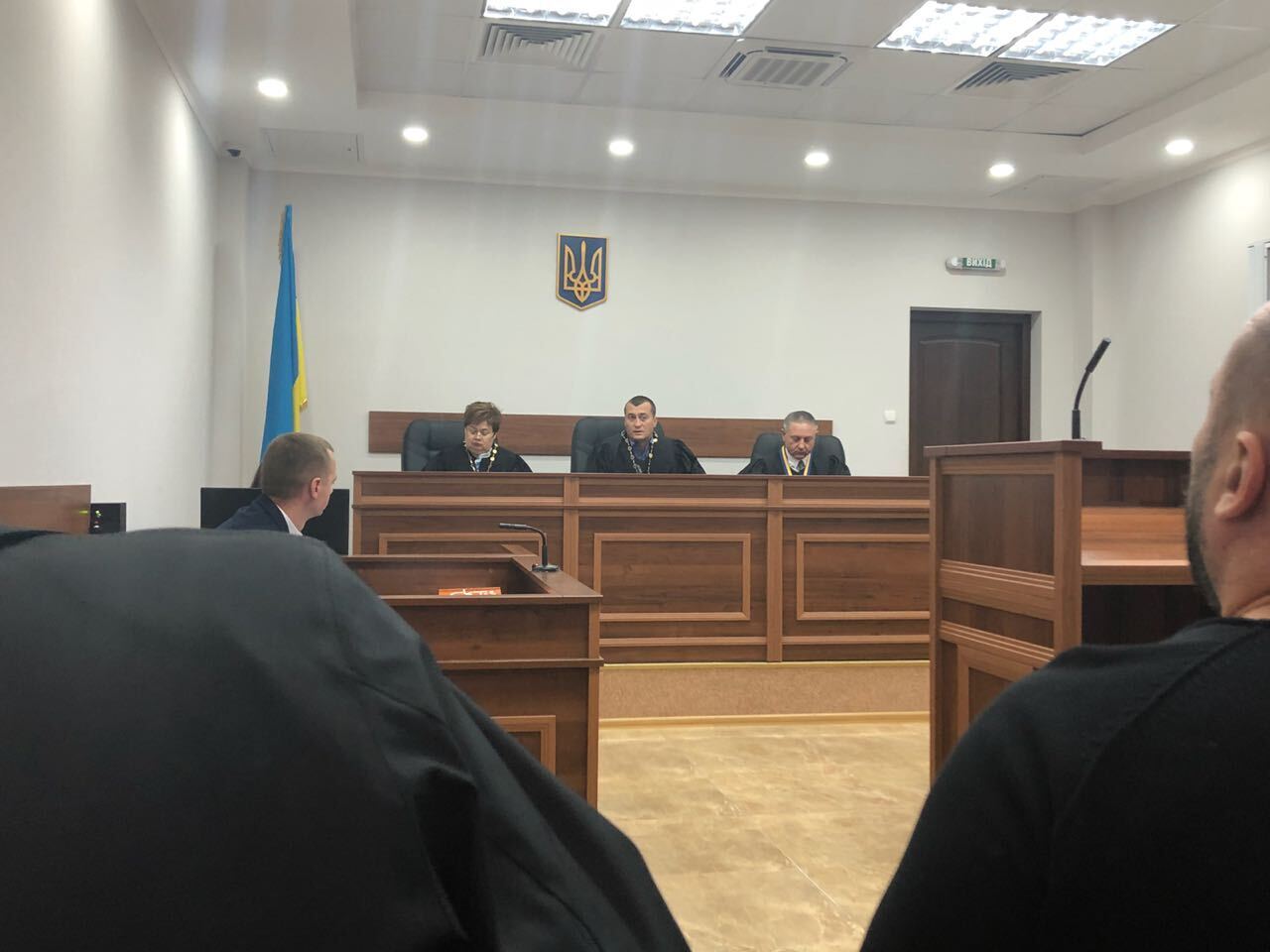«Вас багато – я одна» – суддя обірвав прокурора та закрив засідання у справі про найбільший хабар в історії України