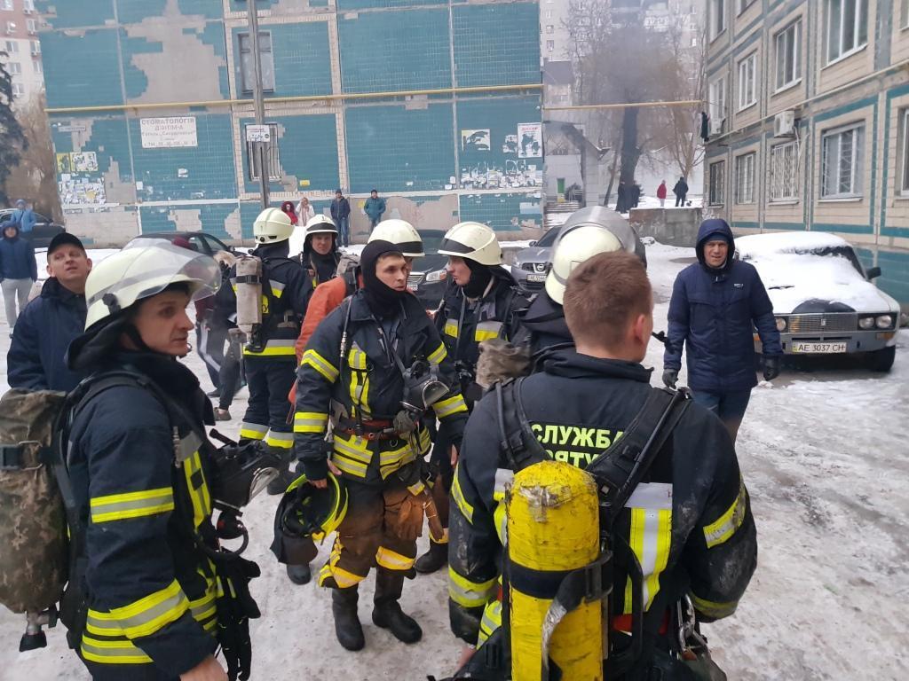 Пожежа у багатоповерхівці Дніпра: працівники ДСНС врятували з вогню двох людей