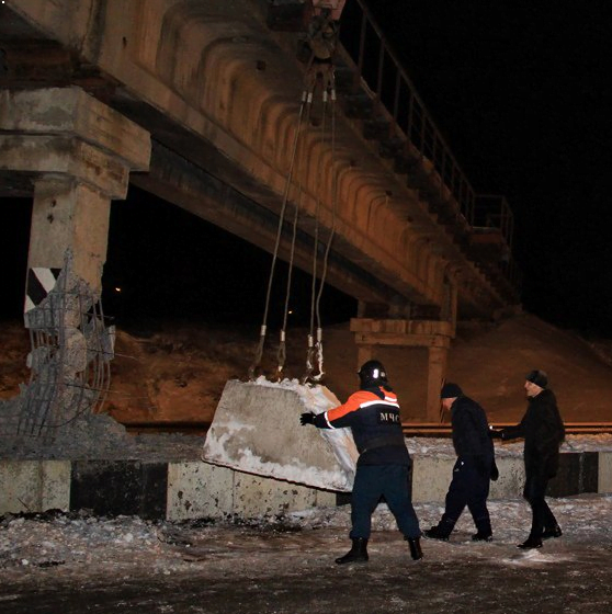 В окупованому Донецьку підірвали міст – перше фото з місця НП