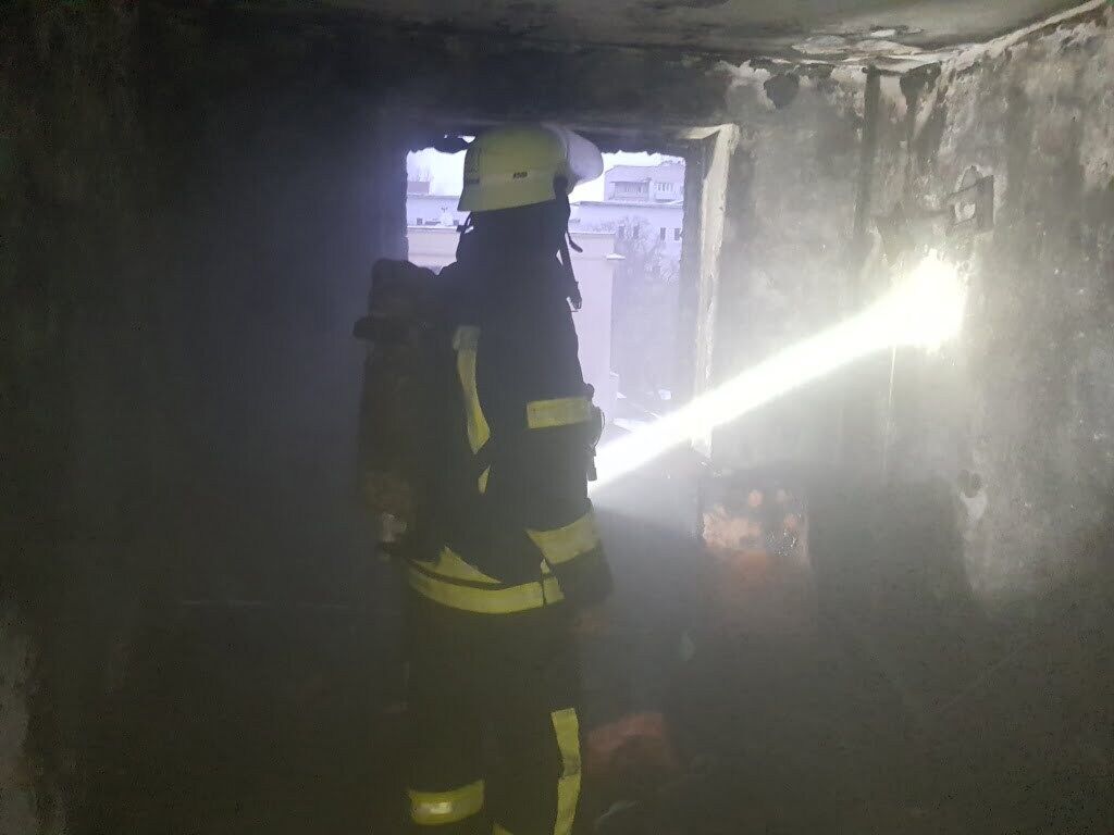 Пожежа у багатоповерхівці Дніпра: працівники ДСНС врятували з вогню двох людей