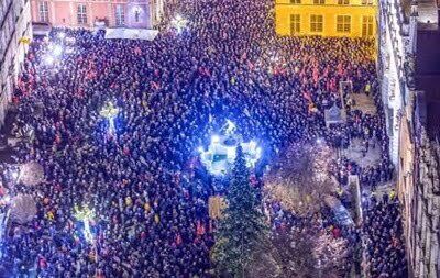 У Польщі десятки тисяч людей вшанували пам'ять мера Гданська
