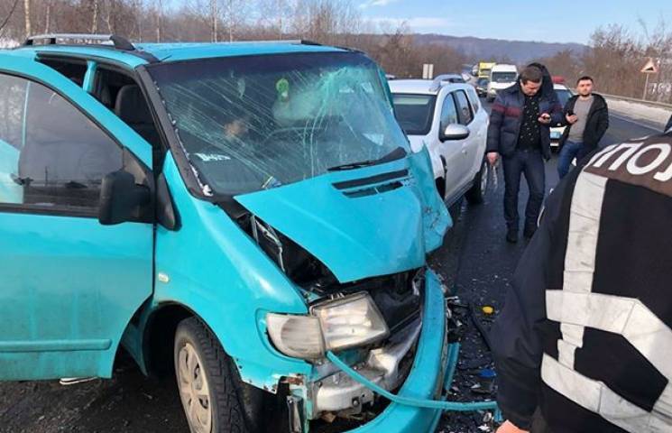 Масштабна ДТП на Закарпатті: зіткнулося п'ять автомобілів, є постраждалі