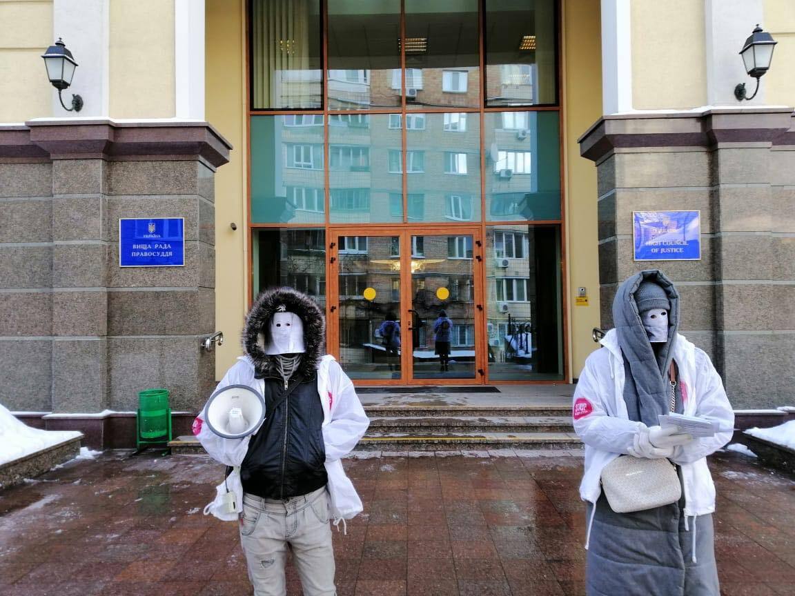 Захистити журналістів від тиску судді Сівакової: під ВРП провели акцію на захист працівників ЗМІ