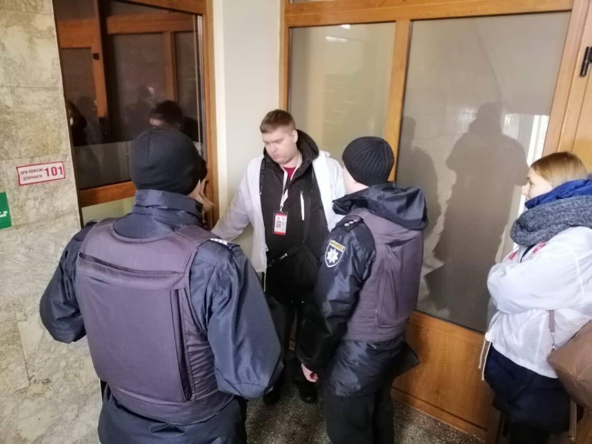 За сімома замками: працівники АРМА сховались від журналістів