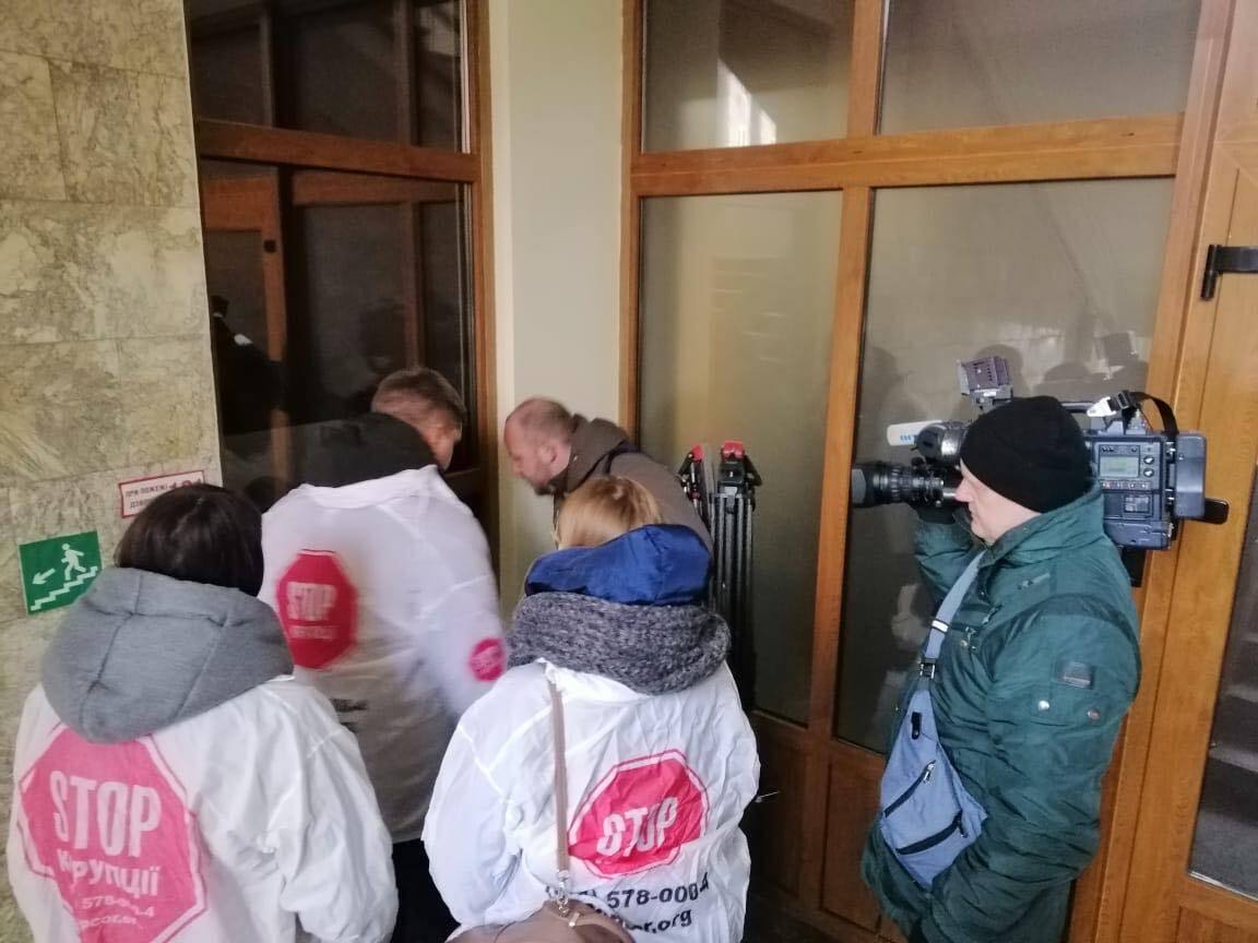 За сімома замками: працівники АРМА сховались від журналістів