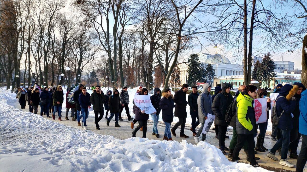 Під МОЗ похорон ОНМедУ: студенти-медики принесли вінки під відомство Супрун