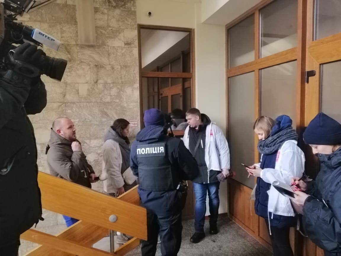 За сімома замками: працівники АРМА сховались від журналістів