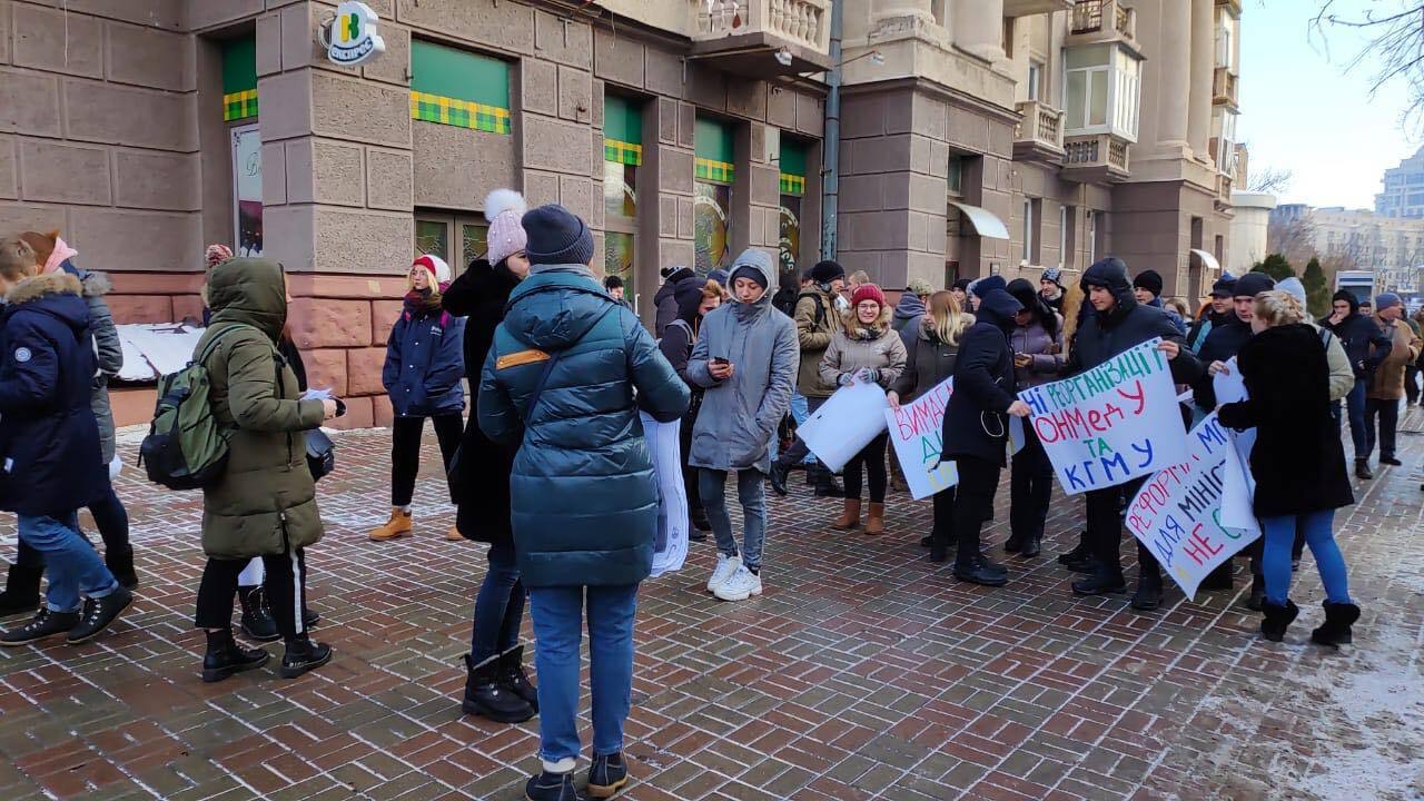Захистіть ОНМедУ від МОЗу! Під Кабміном протест студентів-медиків з усієї країни