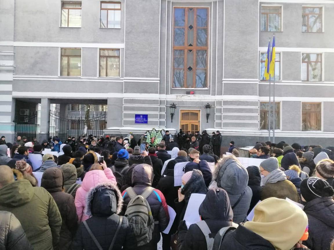 Під МОЗ похорон ОНМедУ: студенти-медики принесли вінки під відомство Супрун