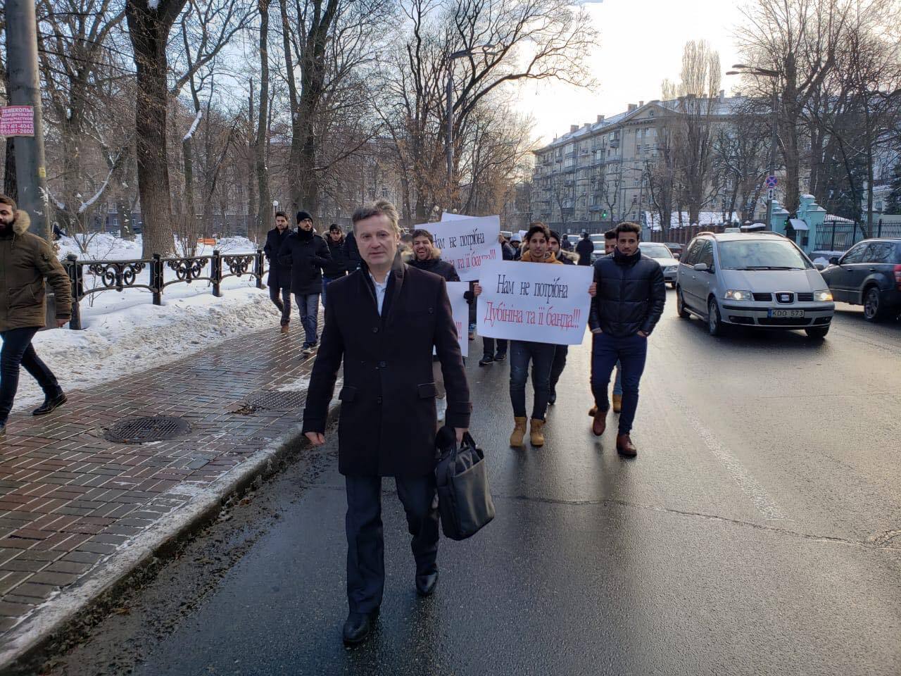 Захистіть ОНМедУ від МОЗу! Під Кабміном протест студентів-медиків з усієї країни