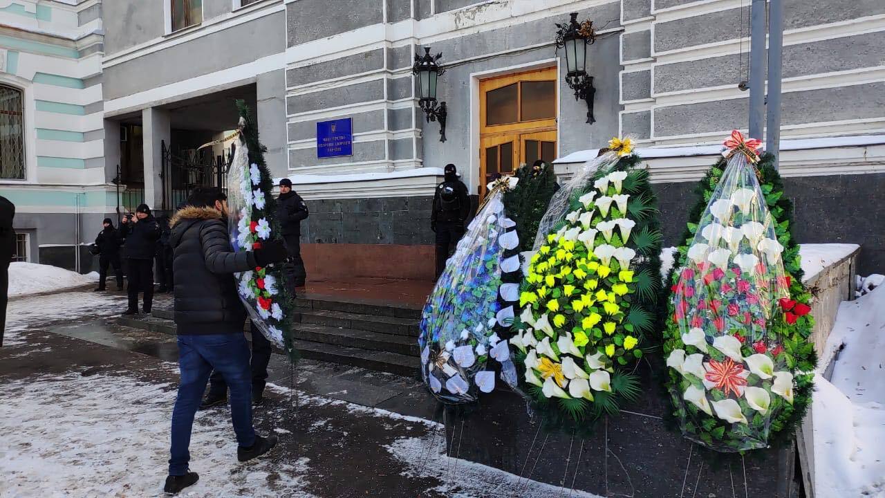 Під МОЗ похорон ОНМедУ: студенти-медики принесли вінки під відомство Супрун