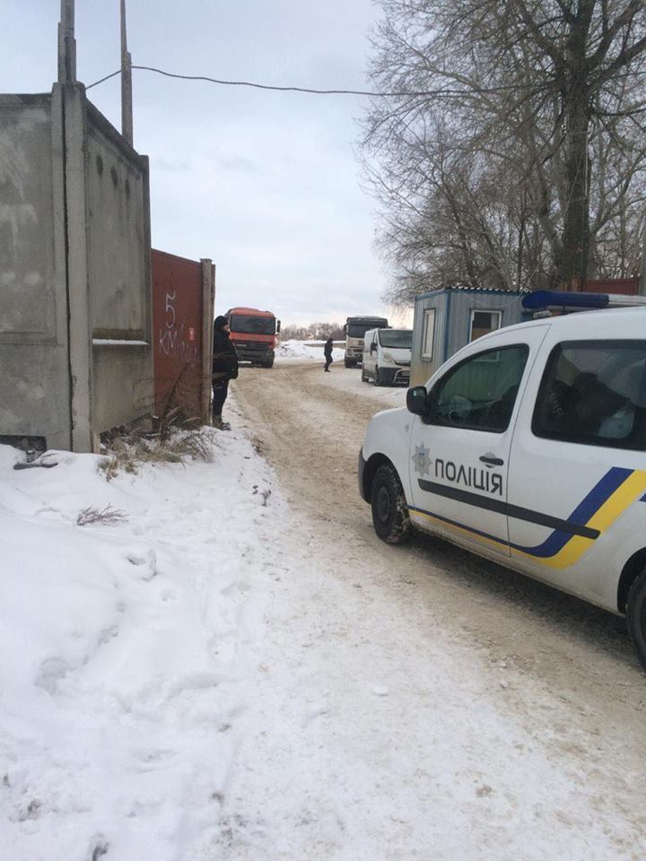 Вивозять награбоване на очах у поліції: на Видубичах браконьєри замітають сліди