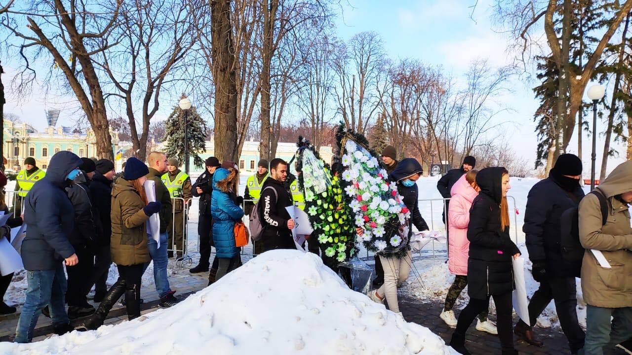 Під МОЗ похорон ОНМедУ: студенти-медики принесли вінки під відомство Супрун