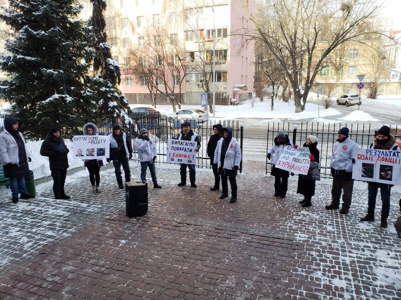 По вуха у крові: під столичним райуправлінням протест через побиття журналістів ''СтопКору''