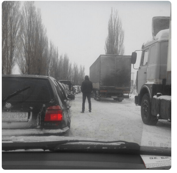 ''Через величезні замети навіть не видно машин'', – окупований Донбас охопив транспортний колапс – фото