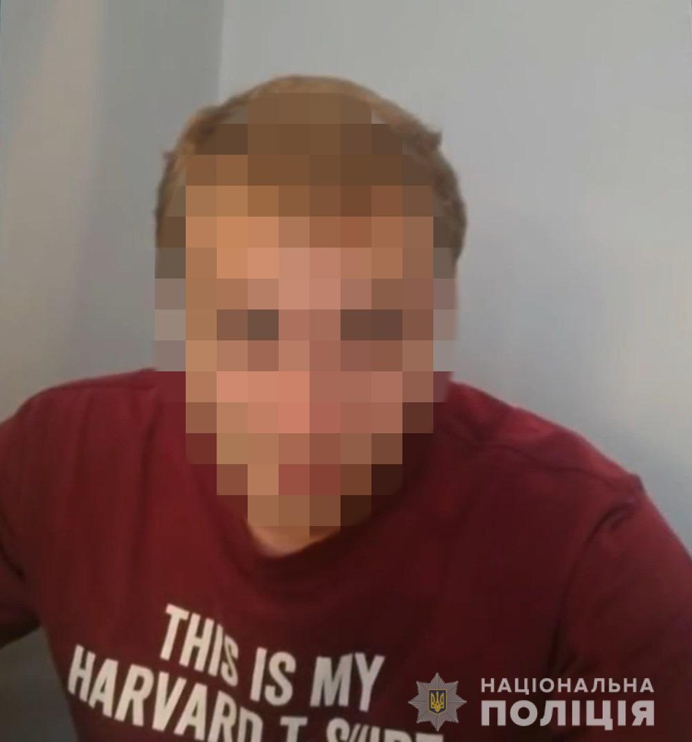 Сховав мумію за диваном – у Києві поліцейські викрили росіянина, якого розшукували за вбивство (ФОТО)