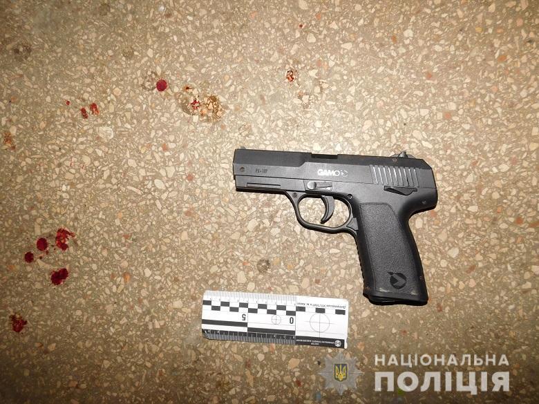 Постріли в голову – у Києві господар квартири намагався застрелити своїх квартирантів