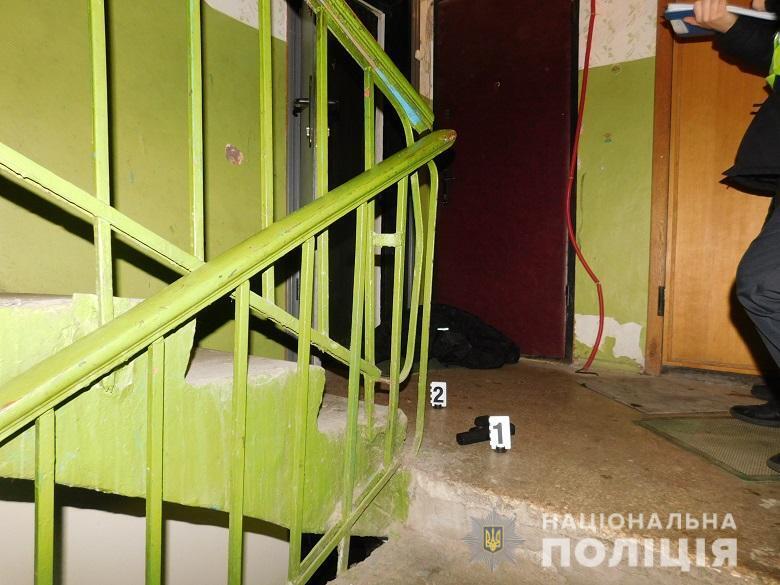 Постріли в голову – у Києві господар квартири намагався застрелити своїх квартирантів