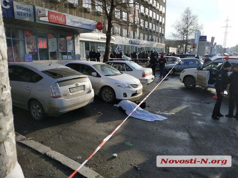 У Миколаєві внаслідок стрілянини біля суду загинули двоє людей (ФОТО)