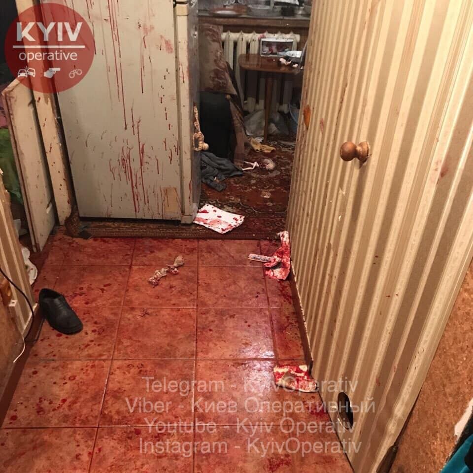 Закривавлені двері та стіни – у Києві чоловік намагався зарізати дружину й задушити 9-річну доньку (ФОТО)