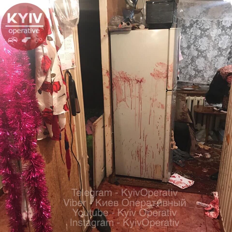 Закривавлені двері та стіни – у Києві чоловік намагався зарізати дружину й задушити 9-річну доньку (ФОТО)