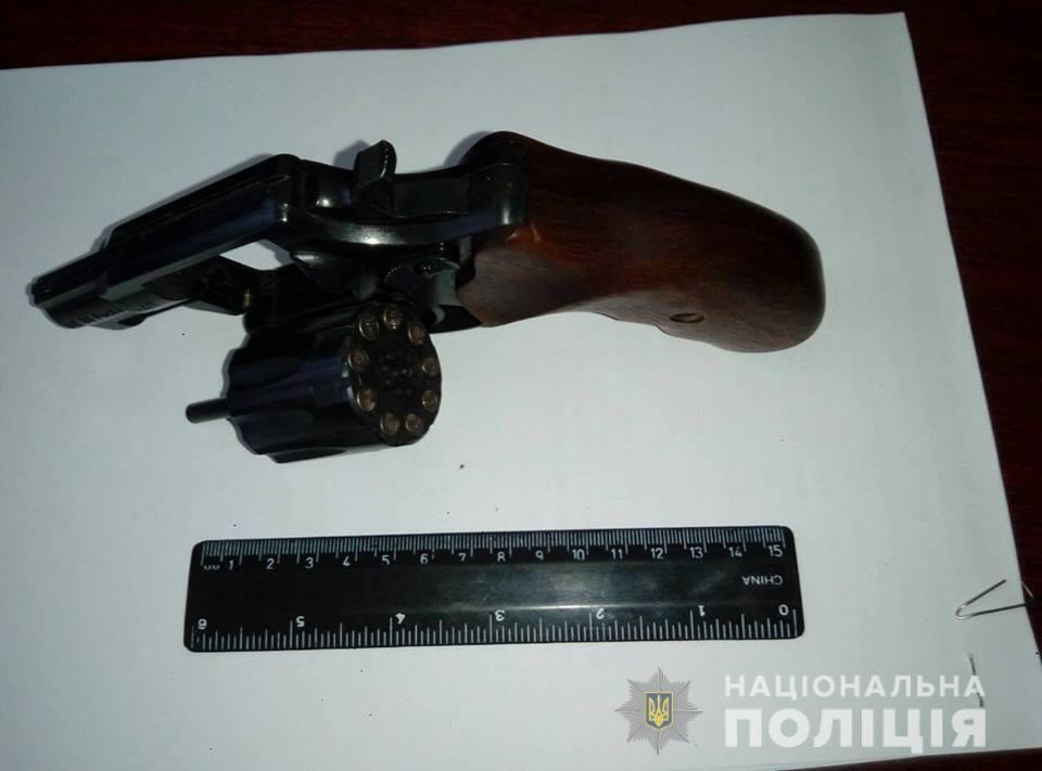 Стріляв по людях – на Закарпатті поліція затримала озброєнного чоловіка