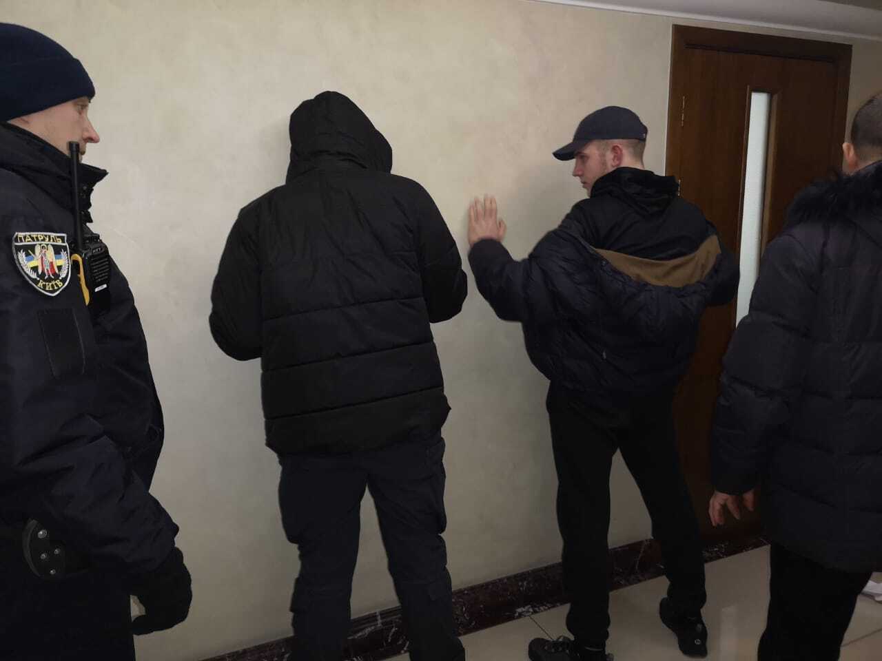 “Були колючі, ріжучі, наркотичні” – правоохоронці затримали нападників на офіс ТОВ “Росток-Холдинг” (ВІДЕО)