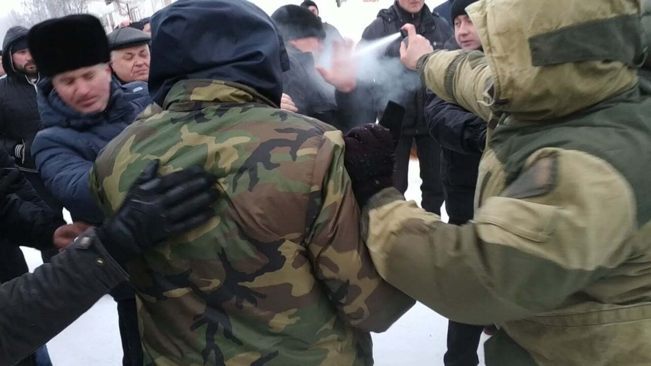 30 озброєних невідомих захопили підприємство на Чернігівщині – кадри