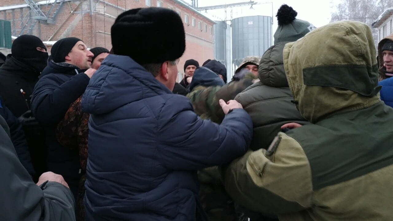 30 озброєних невідомих захопили підприємство на Чернігівщині – кадри