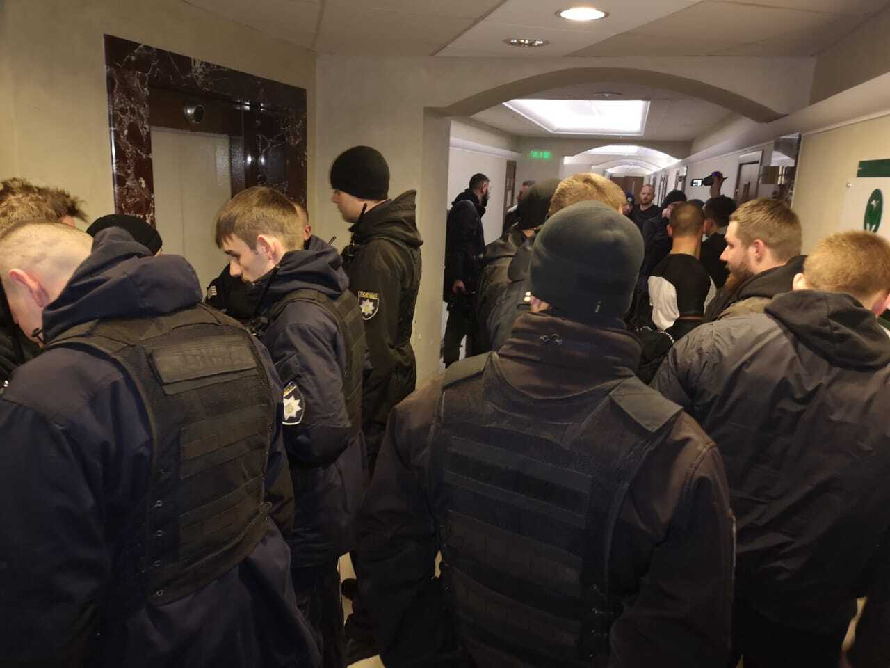 “Були колючі, ріжучі, наркотичні” – правоохоронці затримали нападників на офіс ТОВ “Росток-Холдинг” (ВІДЕО)