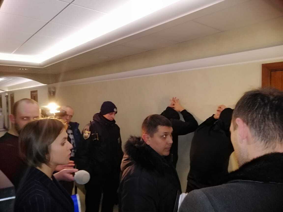 “Були колючі, ріжучі, наркотичні” – правоохоронці затримали нападників на офіс ТОВ “Росток-Холдинг” (ВІДЕО)