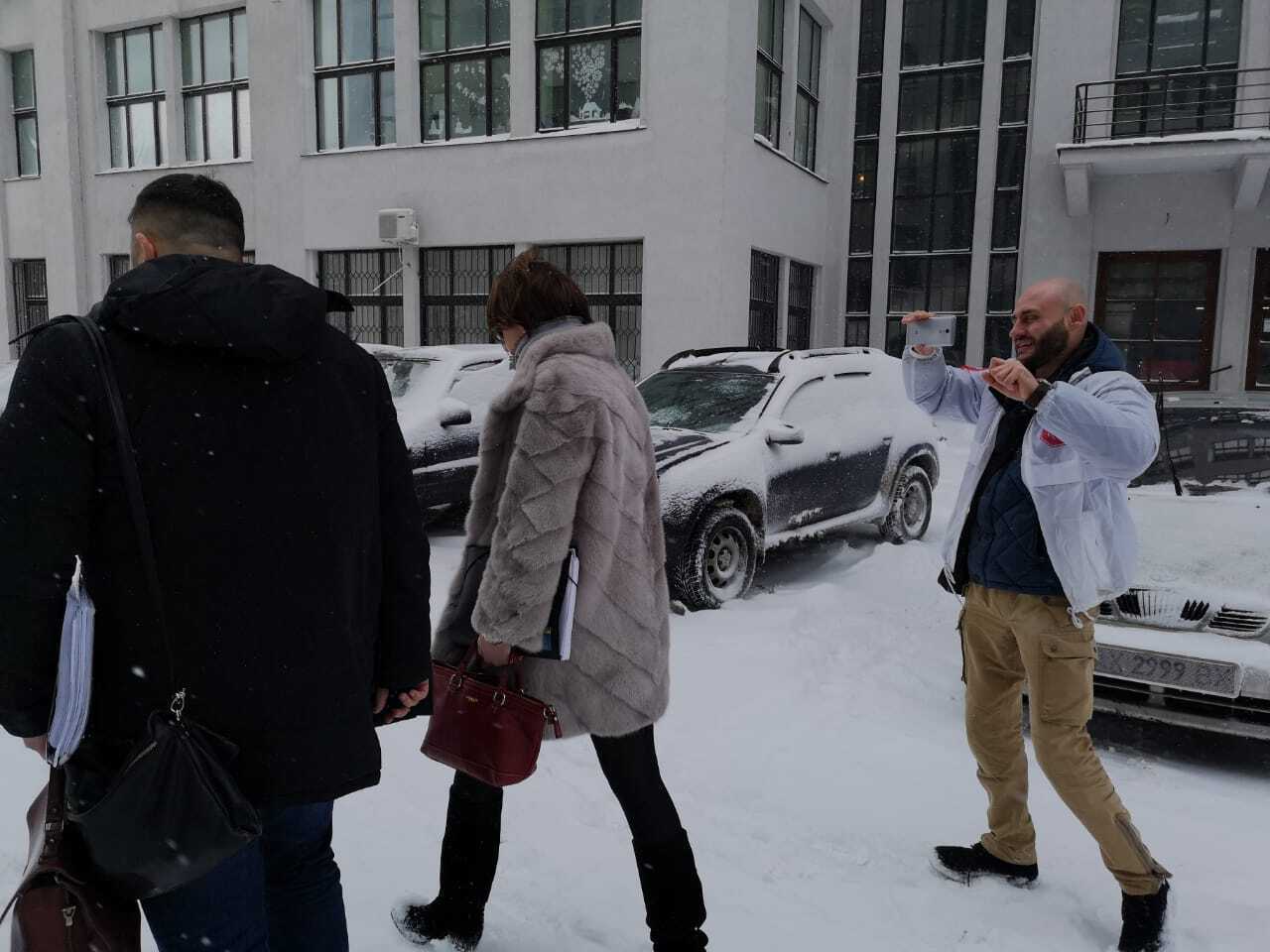Викликала поліцію, а сама втекла – Анна Камінська злякалась питань журналістів щодо рейдерства ''Фермер-Агро''