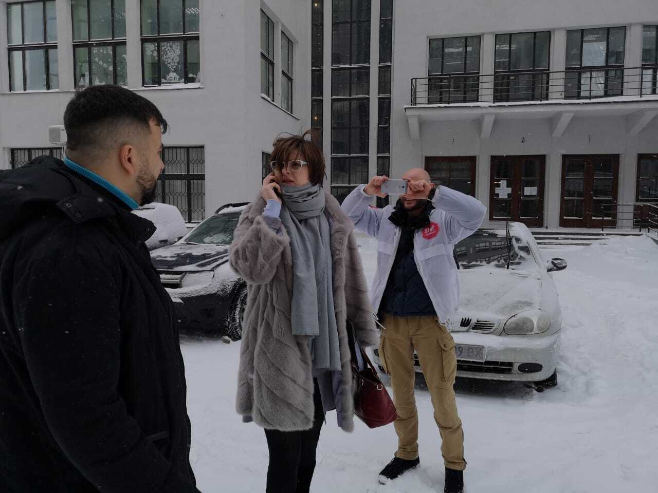 Викликала поліцію, а сама втекла – Анна Камінська злякалась питань журналістів щодо рейдерства ''Фермер-Агро''