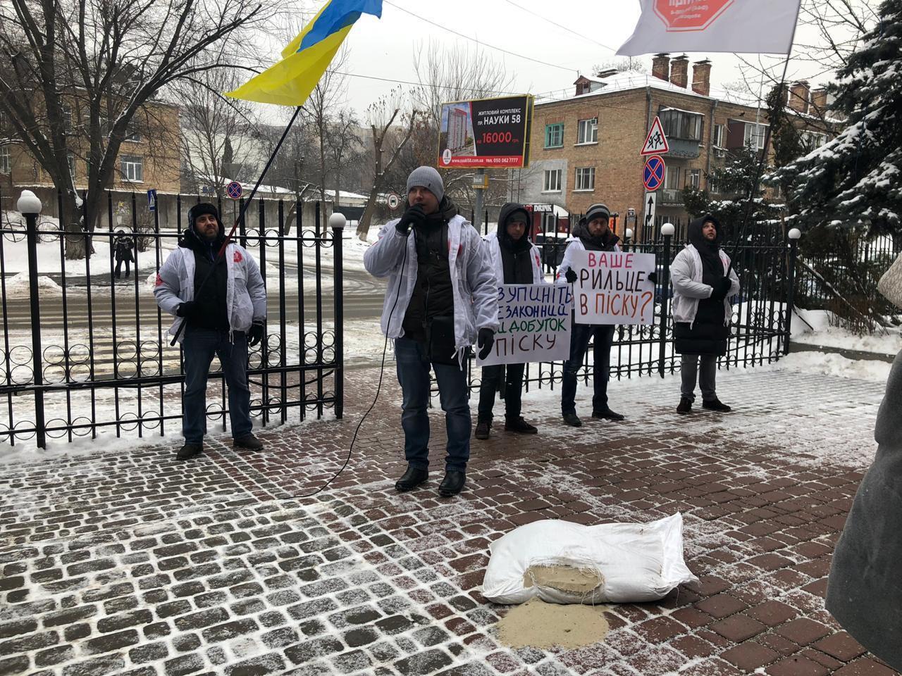 ''Ваше рильце в піску?'' - протест проти нелегального видобутку під поліцією Голосієва