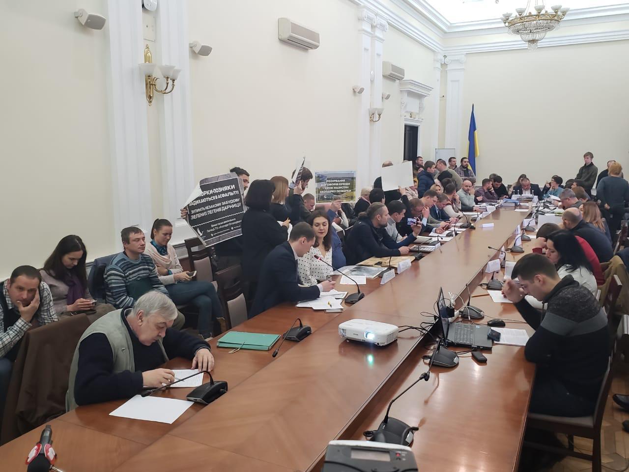 Депутати не проголосували за розірвання угоди на оренду земельної ділянки під забудову на Осокорках