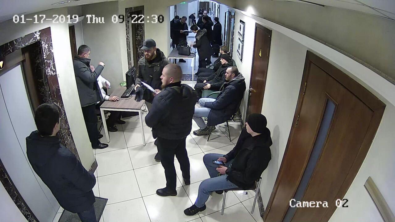 Стіл для тітушок: рейдери заблокували офіс ''Росток-Холдинг'' меблями